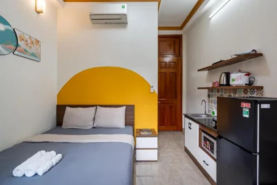 Studio avec balcon — Hearth and Home De Tham - 5 mins to Bui Vien